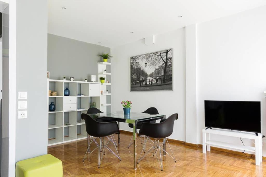 Sunlit 2Br Oasis In Metaxourghio 3Min From Metro Apartment Athena Bagian luar foto