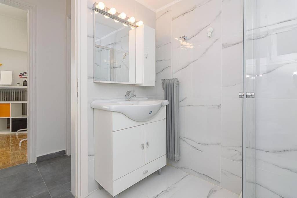 Sunlit 2Br Oasis In Metaxourghio 3Min From Metro Apartment Athena Bagian luar foto