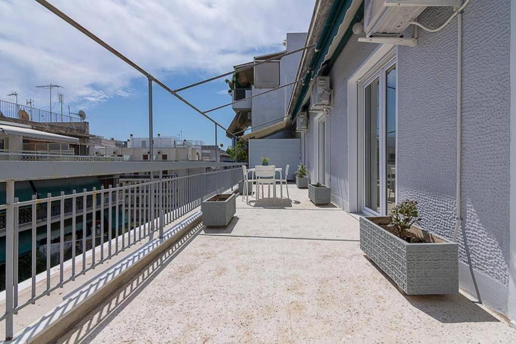 Sunlit 2Br Oasis In Metaxourghio 3Min From Metro Apartment Athena Bagian luar foto