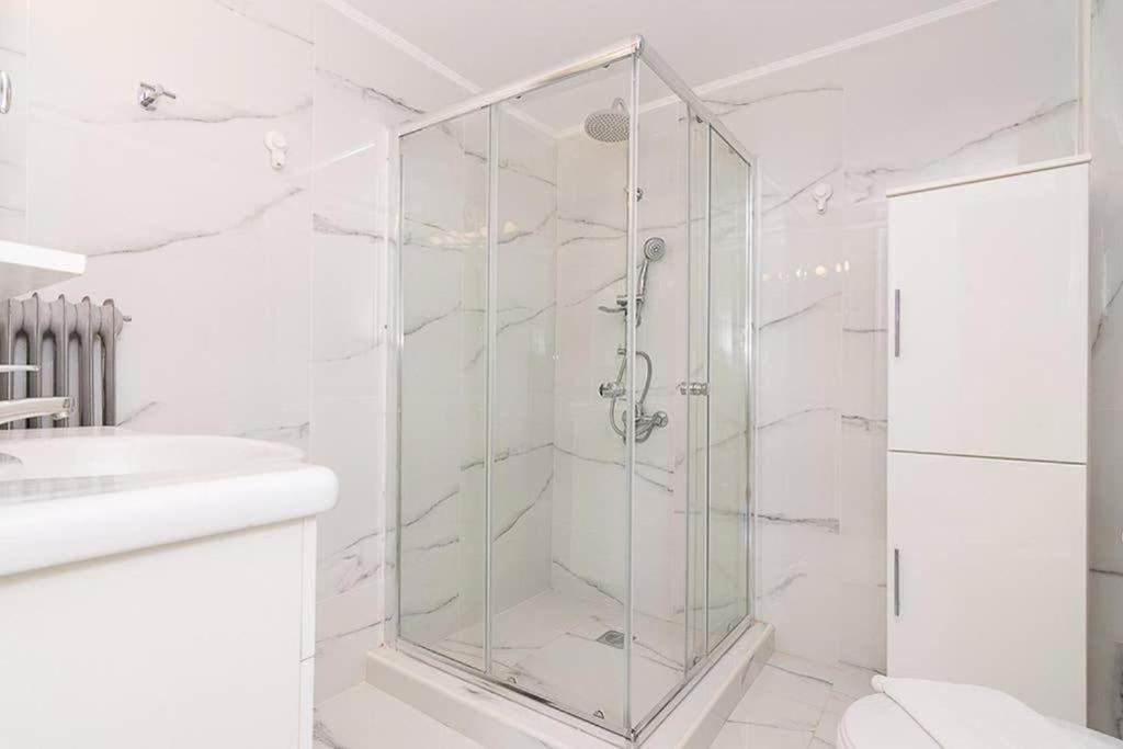 Sunlit 2Br Oasis In Metaxourghio 3Min From Metro Apartment Athena Bagian luar foto