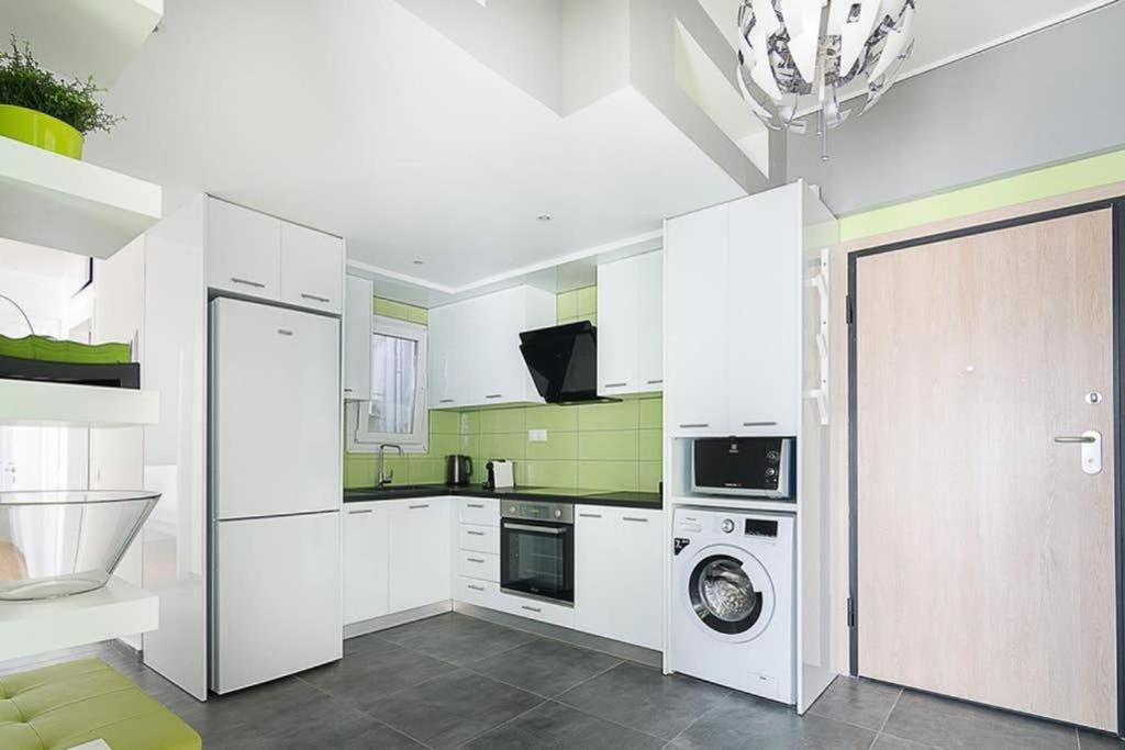 Sunlit 2Br Oasis In Metaxourghio 3Min From Metro Apartment Athena Bagian luar foto